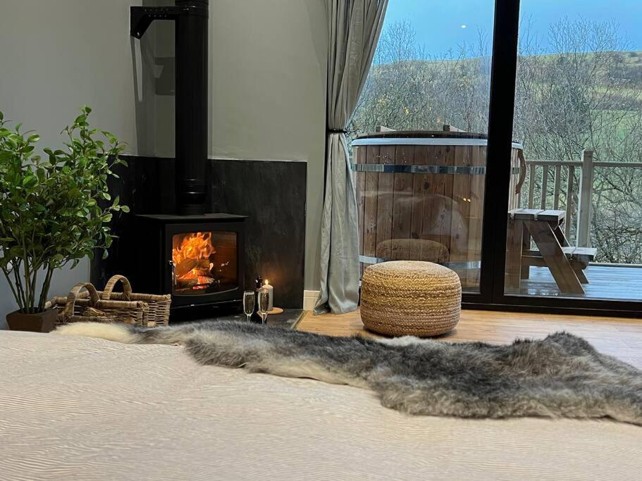 Luxury Lodge In The Treetops Llanbrynmair Exterior photo